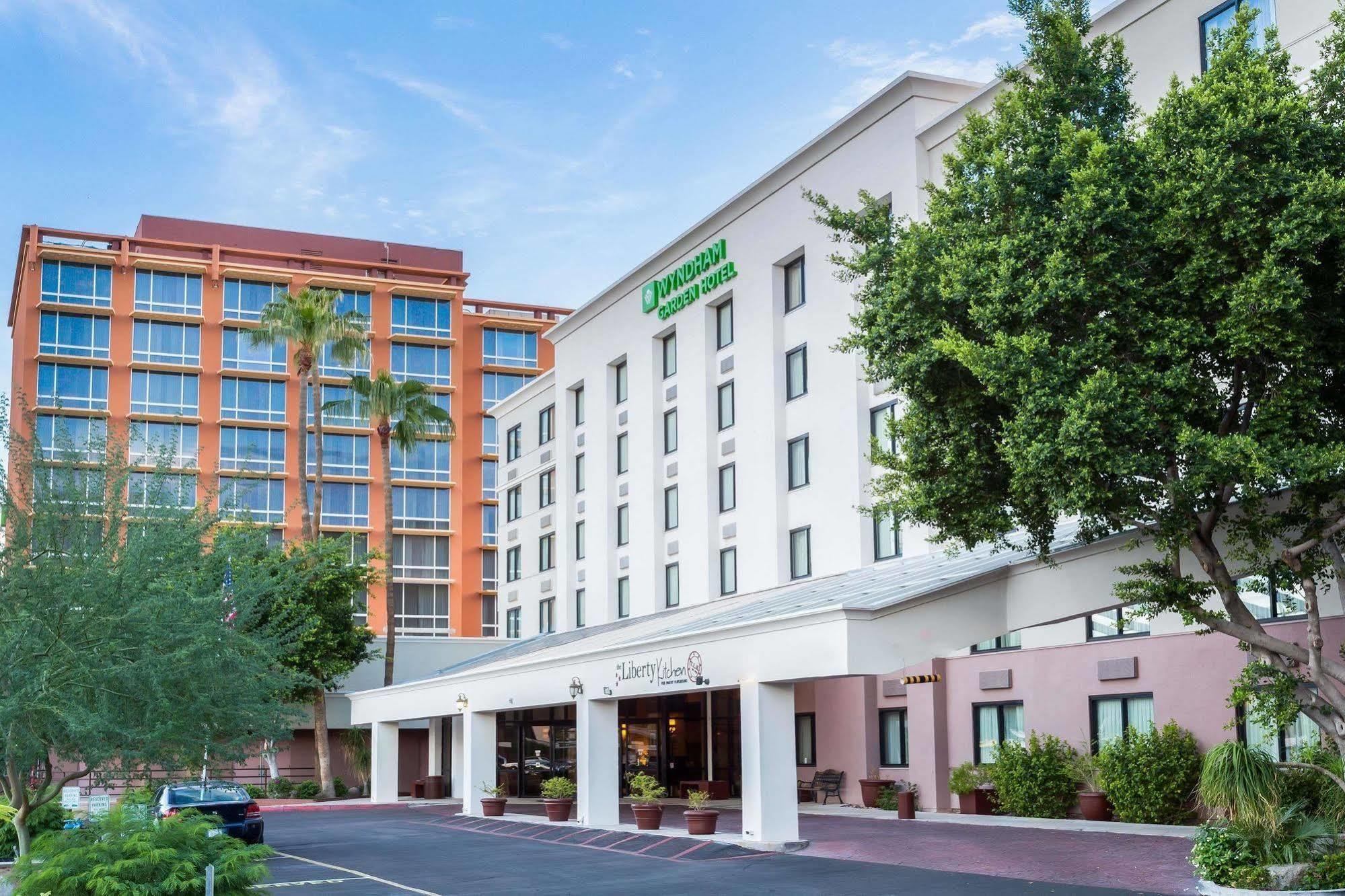 Midtown Garden Inn Феникс Экстерьер фото